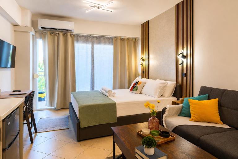 Velvetwood Studio, Cozy Stay near Metro & Free Parking - Ferienwohnung Thessaloniki