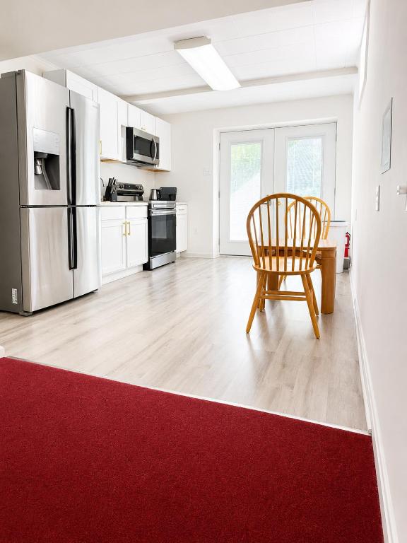 Private Basement Suite Full Kitchen - Chambres d'hôtes Burtonsville