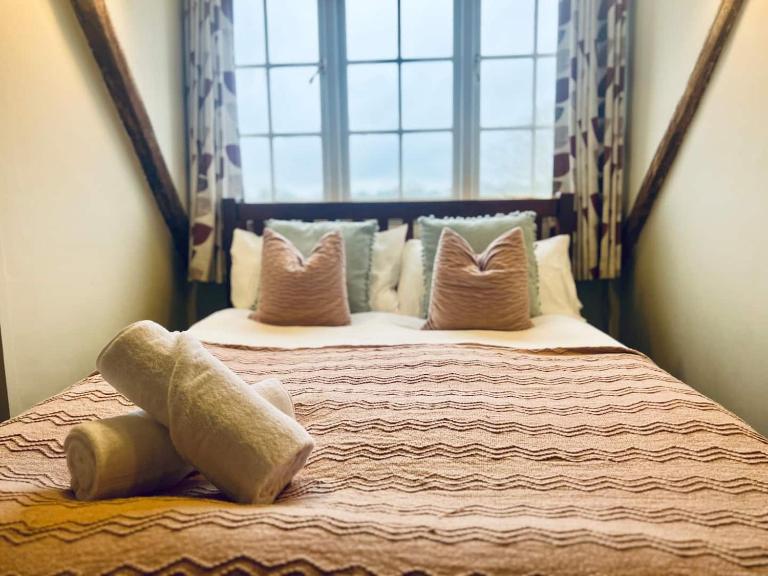Bright & Homely Cottage near Centre of Hadleigh - Chambres d'hôtes Hadleigh
