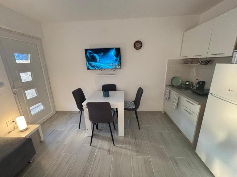 L & A Apartment - Bed and Breakfast Dobrota