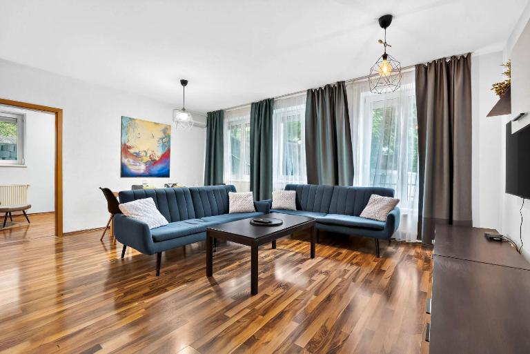 Family Stay in Old Town with Private Parking - B&B Bratislava