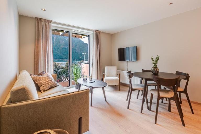 Klingenberg Fjord Residence - B&B Årdalstangen