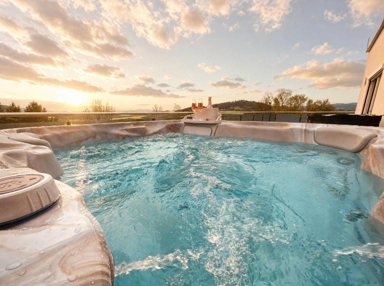 Penthouse mit Whirlpool, Sauna, XXL-Terrasse mit Bergblick & Tischfußball - Ferienwohnung Waldkirchen