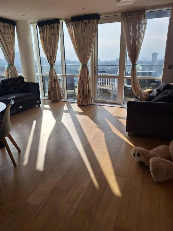 Luxury Penthouse with Canary Wharf Views - Ferienwohnung London