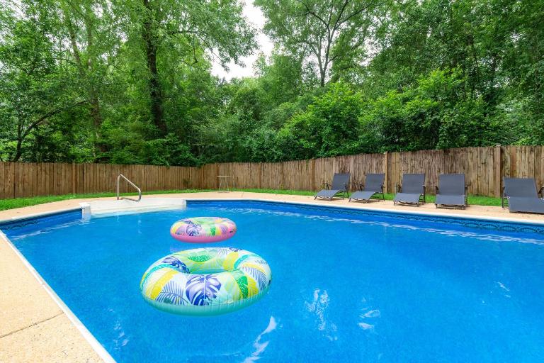 Pool Fenced Yard & Patio Ventura Vista Retreat - B&B Columbus