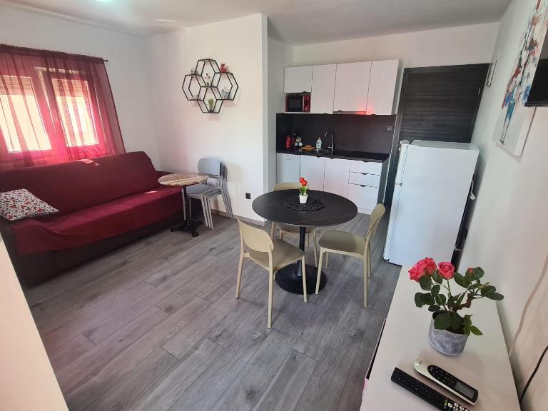 Yoshi Carov Apartments - B&B Sukosan