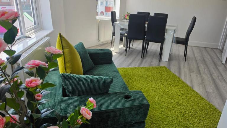 Spacious 2-Bedroom Flat Near Gidea Park Station - B&B Romford