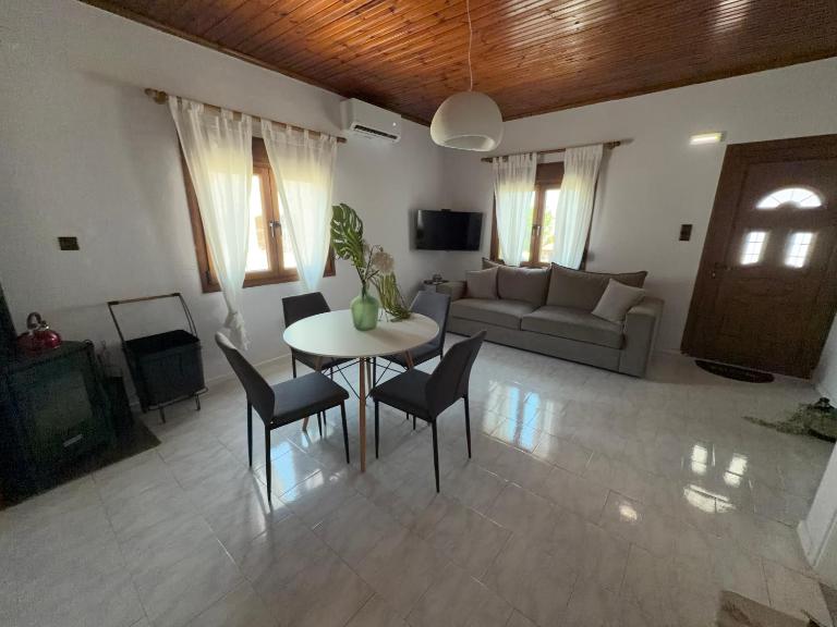 The Mulberry House Seaside - Beachfront Holiday Home - Bed and Breakfast Palaiópoli