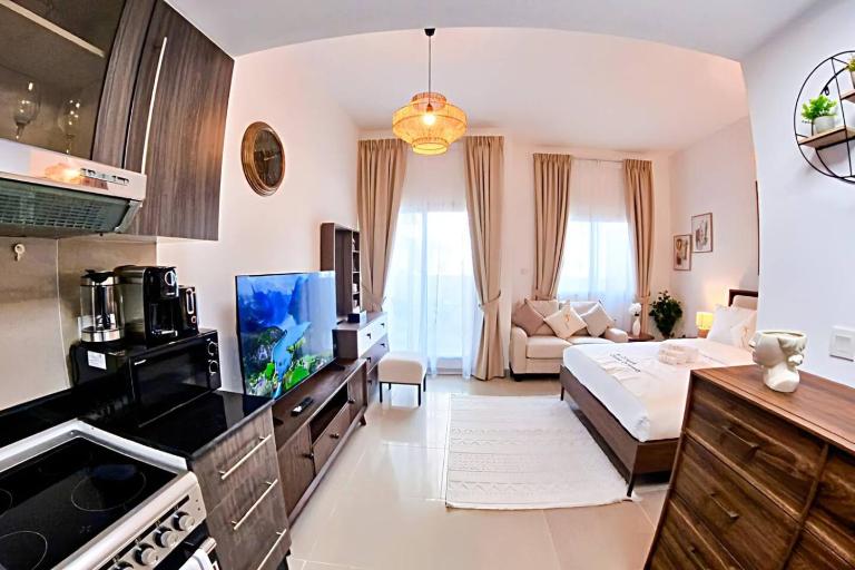 Cozy Urban Studio - Peach Bliss Haven Retreat - Bed and Breakfast Abu Dhabi