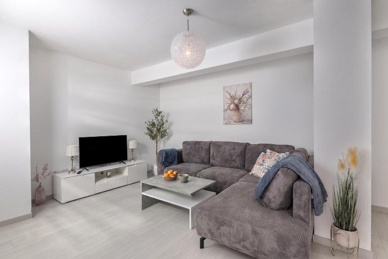 Apt Rosa Walk To Beach with Balcony - Happy Rentals - Chambres d'hôtes Medulin
