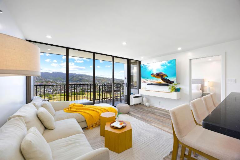 37th-floor retreat with lanai, pool, & scenic views - B&B Honolulu
