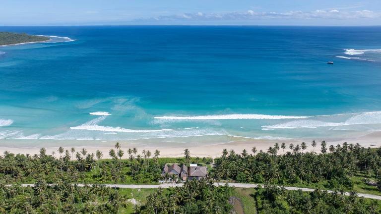 Marbella Mentawai Beachfront Private Villa Sleeps 10 - B&B Katiet