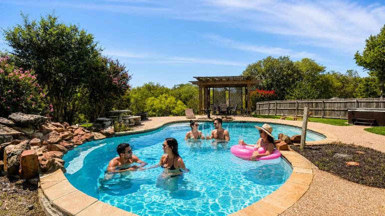 Elite 4BR 2BA Holiday Home with Hot Tub, Pool, and BBQ - B&B Haltom City