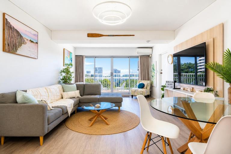 Elegant Burleigh Headland Apartment with Balcony, Ocean and Skyline Views - Ferienwohnung Gold Coast