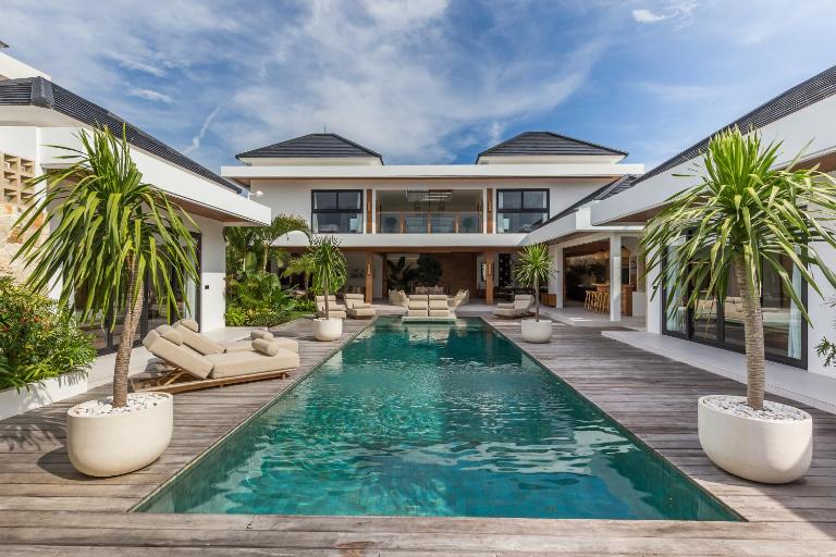 Villa Selena Space Luxury 4BR 15m Pool BBQ Staffed - B&B Seminyak