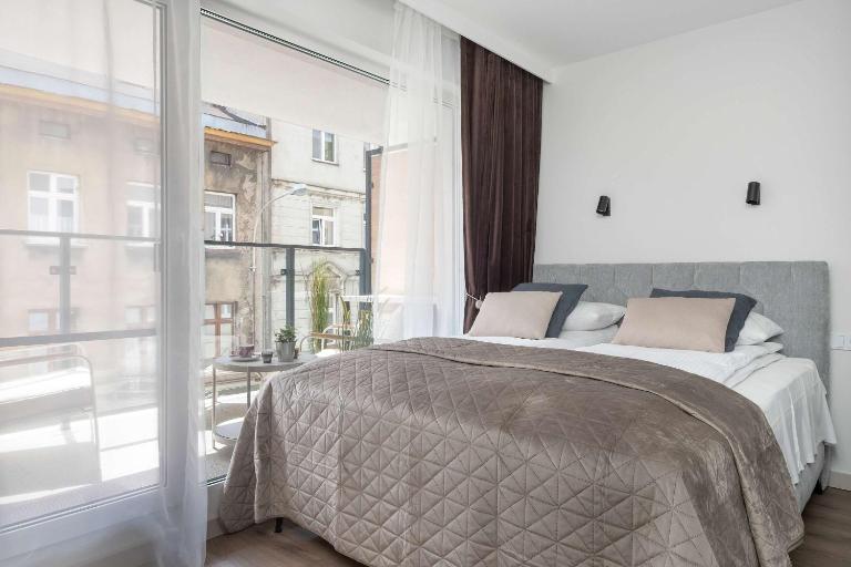 Cozy Studio with Balcony and Air Conditioning in Downtown by Noclegi Renters - B&B Lodz