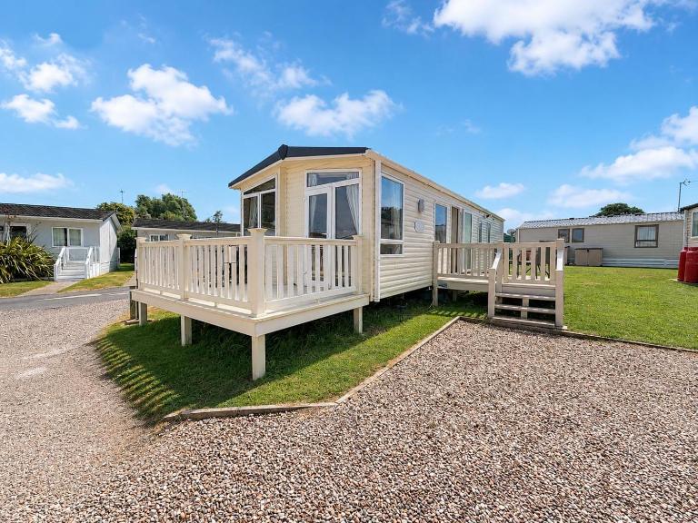 Beautiful Caravan On A Fantastic Holiday Park In Lowestoft Ref 12099B - Bed and Breakfast Lowestoft