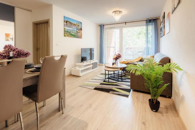 BNB Luzna Apartment with Balcony and Parking - Ferienwohnung Bratislava
