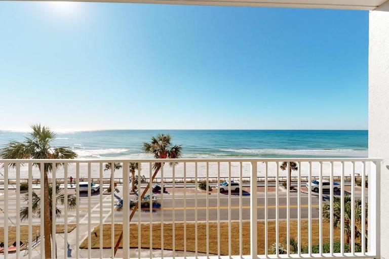 Majestic Sun A402 Gulf Front Condo Beach Access - B&B Destin