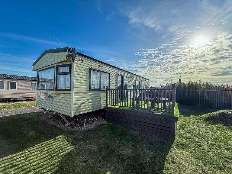 Great Dog Friendly Caravan For Hire At North Denes In Suffolk Ref 40068Nd - Bed and Breakfast Lowestoft