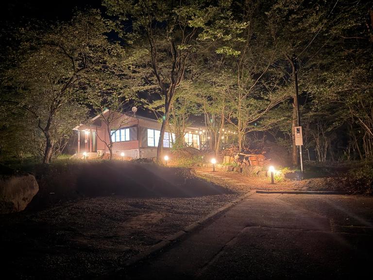 BBQ屋根付き大型ウッドデッキ川のせせらぎを聴きながら贅沢時間ペット同伴OK森と音に癒されるコテージ Rill - B&B Nasu