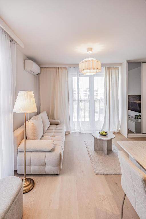 Beige Harmony Residence for Family & Business with Parking and AC by UniqueRent - B&B Wroclaw