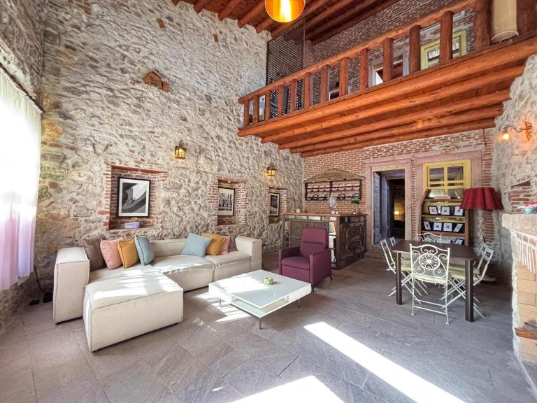 Award-Winning Art House Historic Charm - Chambres d'hôtes Ayvalık