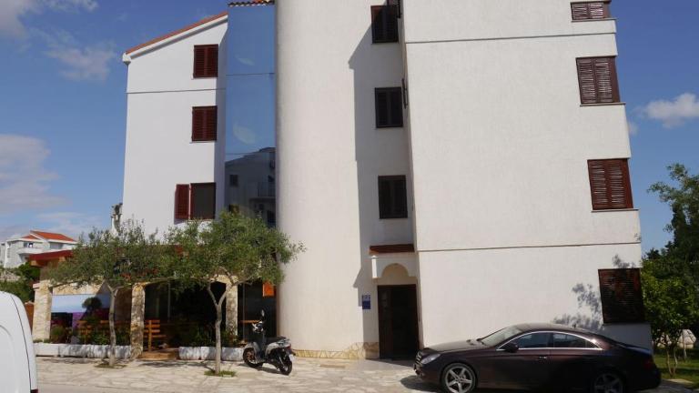 CC Yippy Apartments close to the Beach - B&B Novalja
