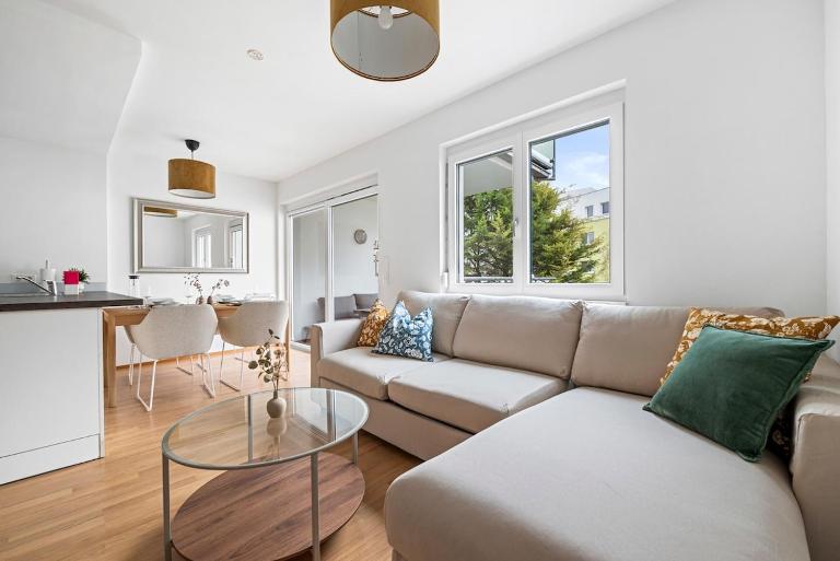 Modern Apartment with Balcony, FREE Parking - U1 Metro - B&B Vienna