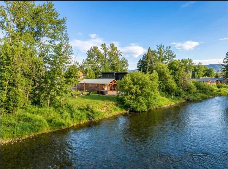 Riverfront Cabin right Outside of Bozeman - Ferienwohnung Gallatin Gateway