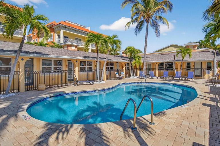 Enjoy Sunny Days by the Pool and Beautiful Sunset Beach Walks at Coconut Villa's Suite 10! - B&B Saint Pete Beach