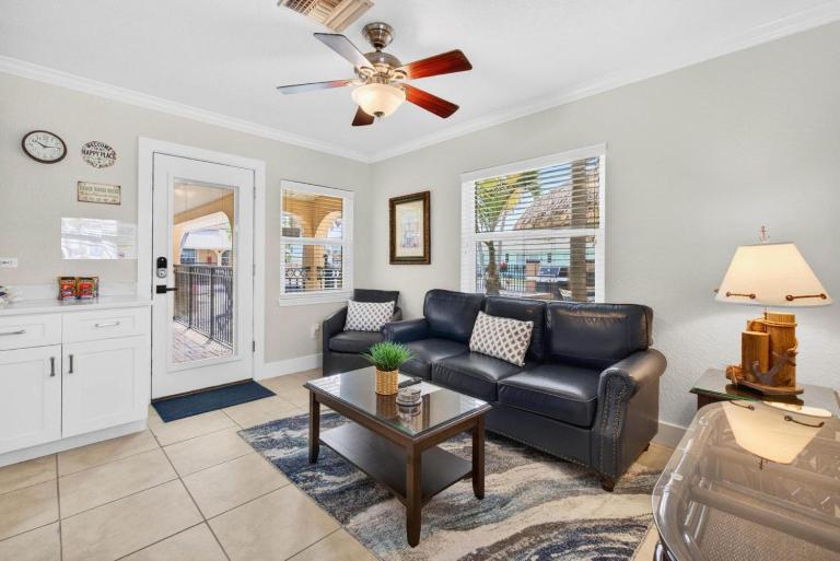 Enjoy Sunny Days by the Pool and Beautiful Sunset Beach Walks at Coconut Villa's Suite 10! - B&B St. Pete Beach