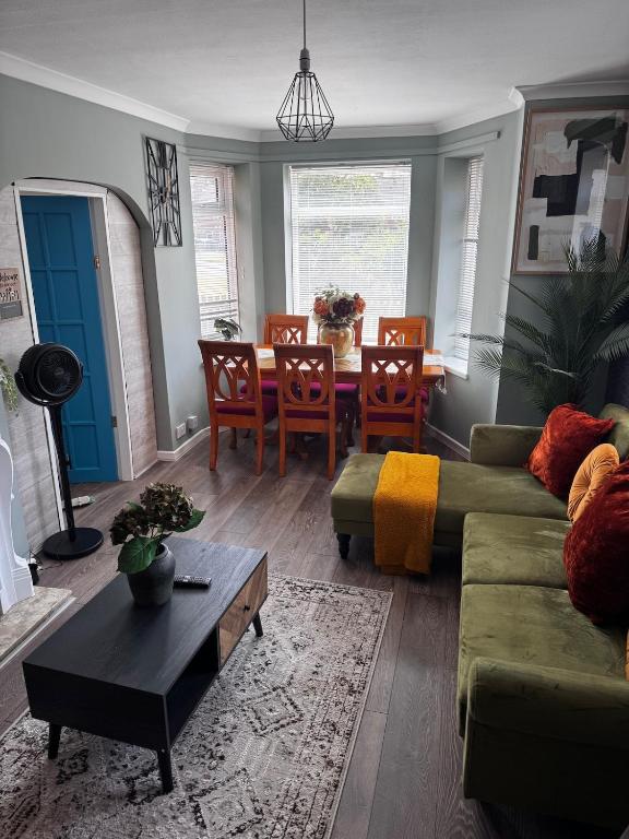 Spacious Newly Reno 3 Bed Home with Garden, Sleeps 7, Near BHX Airport, NEC & HS2 - Ferienwohnung Birmingham