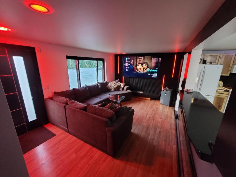 Newly Renovated Modern Home Near Saratoga - B&B Ballston Lake