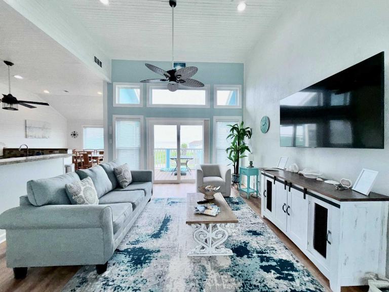 Sandy Beach Retreat and Gulf View - B&B Galveston