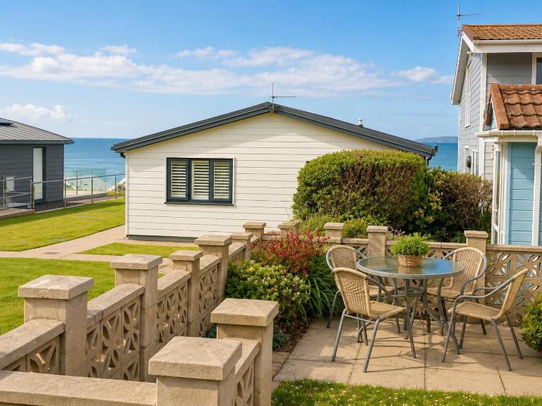 Relaxing Seafront Chalet with Patio near Westward Ho! Beach - B&B Westward Ho!