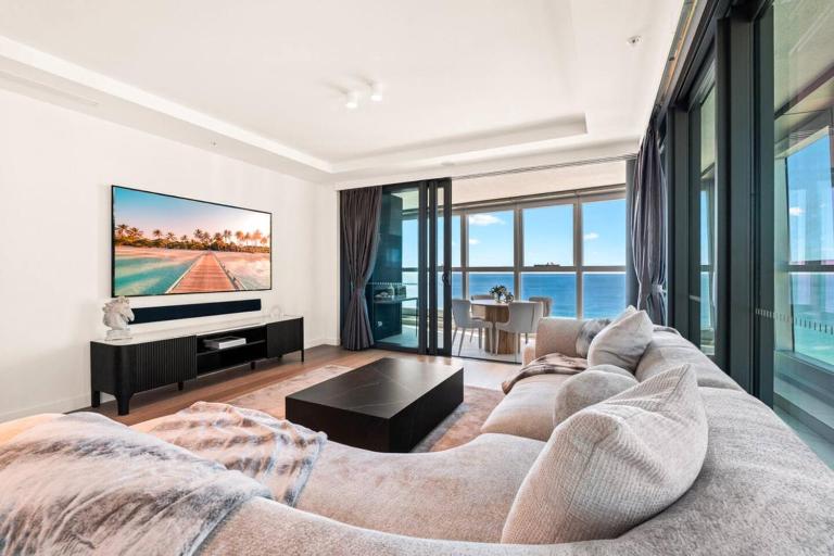 Jewel Level 18 Luxe 3BR Oceanfront Escape, Pools - B&B Gold Coast