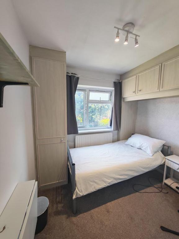 Standard Single Room with Shared Bathroom - B&B Londres