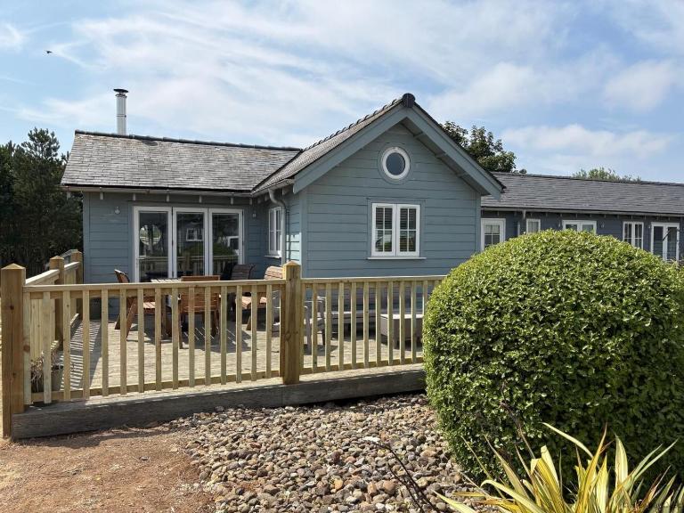 Skylark, The Bay, 2 bedrooms with ensuites, parking for 2 cars with EV point, 2 dogs welcome - B&B Filey