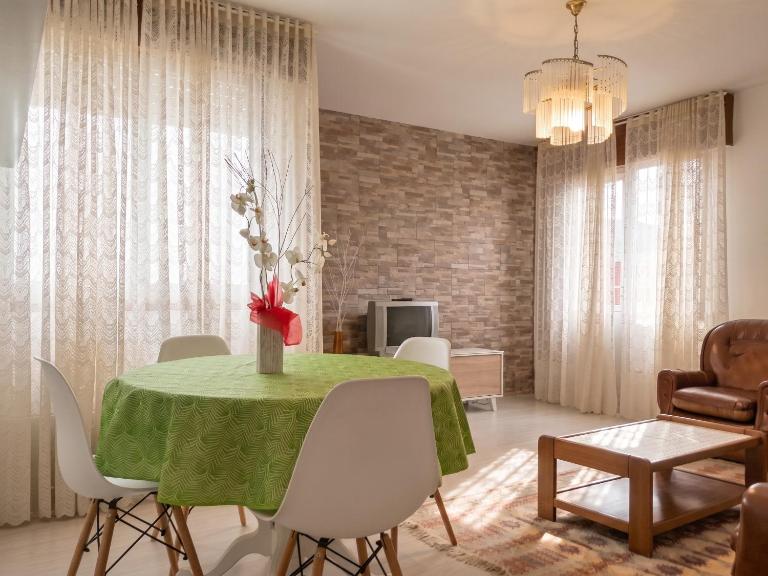 Welcoming Apartment in A Coruña, 90 m², Balcony - B&B Serres