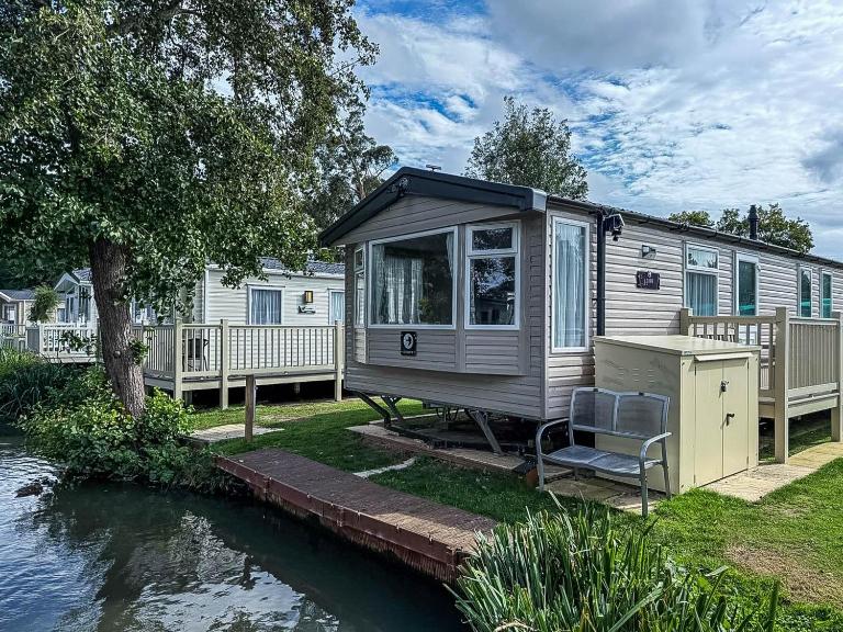 Cosy 8 Berth Caravan With Decking And Lake-Views At Weeley Bridge Ref 69001Lv - Chambres d'hôtes Clacton-on-Sea