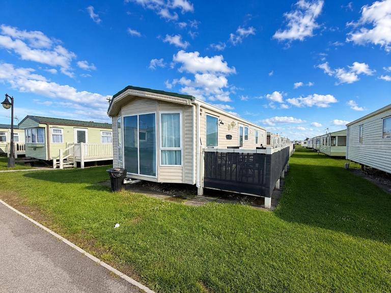 Lovely Caravan With Decking At Coral Beach Park In Lincolnshire Ref 77001Cb - B&B Ingoldmells