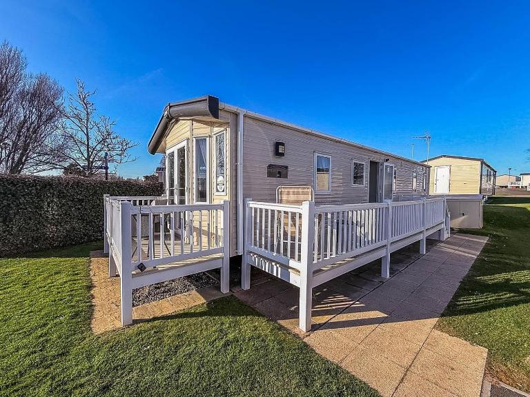 Fantastic Caravan With Decking At Haven Hopton Holiday Park Ref 80069G - Chambres d'hôtes Great Yarmouth