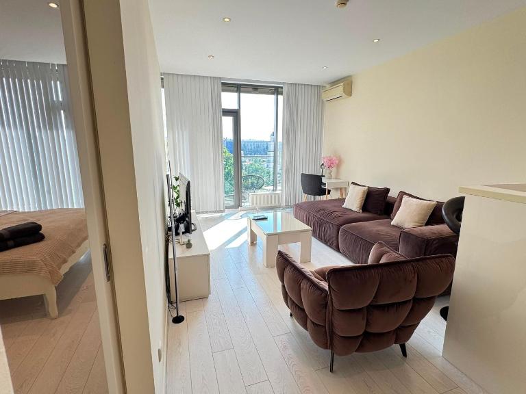 RentNow Crown Plaza Apartment with Main Garden View - B&B Chișinău