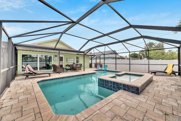 Heated Pool & Hot Tub, Walk to Beach, Free Bikes - B&B Naples