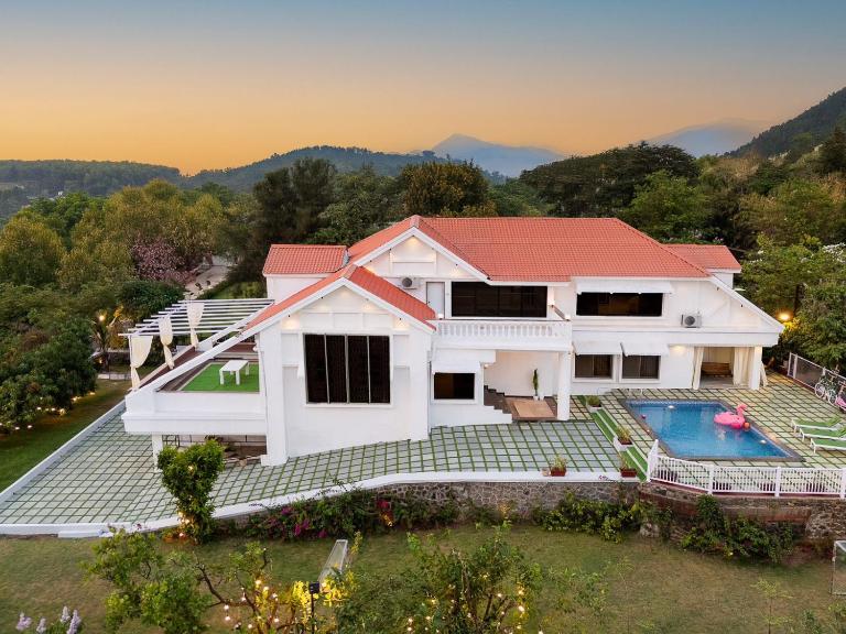 EKOSTAY Luxe - Noah Villa with Peddle Court & Sunset View - Chambres d'hôtes Lonavla