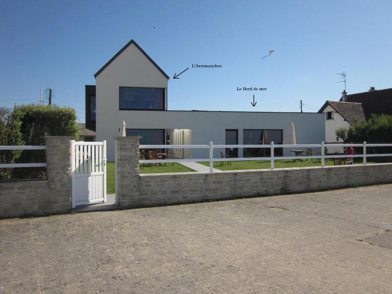 Gites "Bord de Mer" PMR ou "Arromanches" 2 chambres en FRONT DE MER à Asnelles , 3km d'Arromanches, 10km de Bayeux - B&B Saint-Côme-de-Fresné