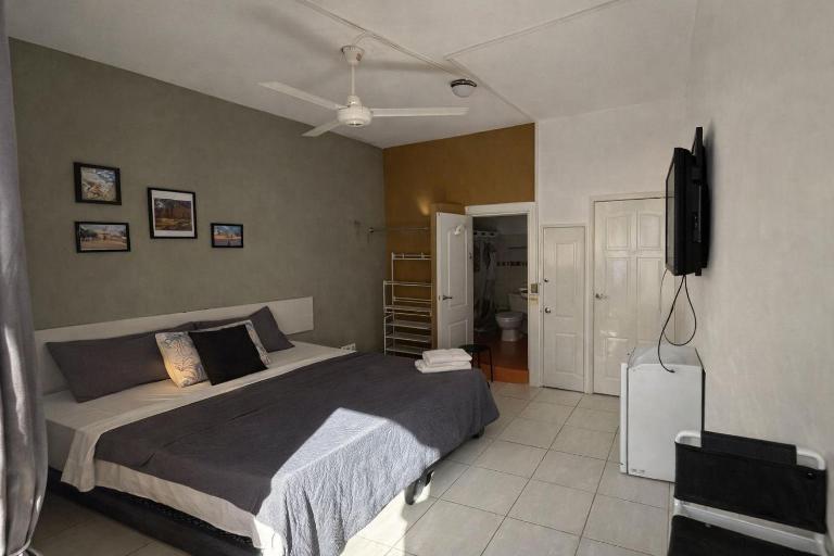 Balcony Street View Bedroom Zona Colonial - B&B Santo Domingo