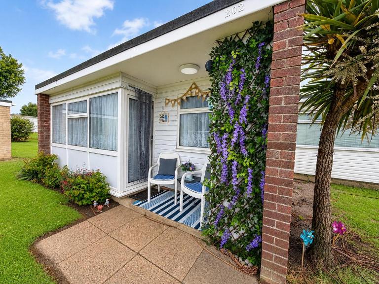 Cosy Seaside Chalet Which Accepts Dogs, Close To Hemsby Beach 83202S - B&B Hemsby