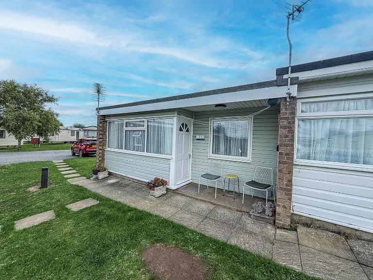 Modern Chalet Nearby Hemsby Beach Ref 83332S - B&B Hemsby